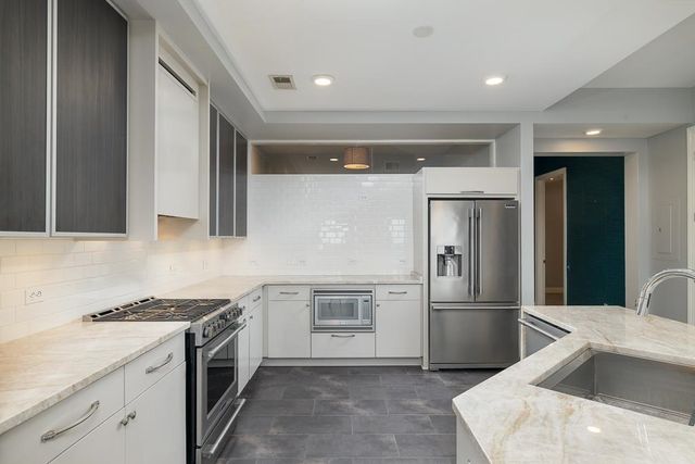 717 S Riverside Dr Apt 1105, Memphis, TN 38103