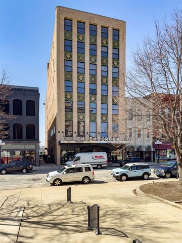 212 N Center Street 402, Bloomington, IL 61701