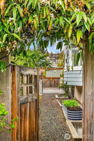 227 29th Avenue E, Seattle, WA 98112