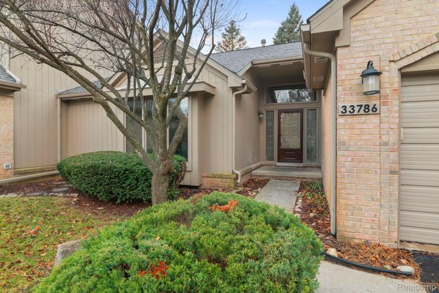33786 Vista Drive, Farmington Hills, MI 48331