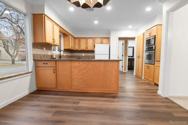 33786 Vista Drive, Farmington Hills, MI 48331