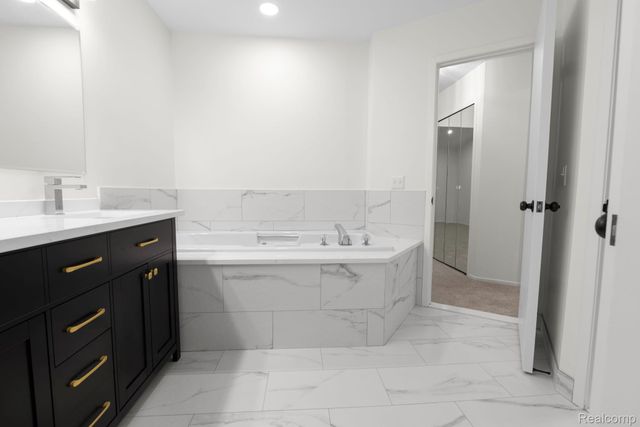 33786 Vista Drive, Farmington Hills, MI 48331