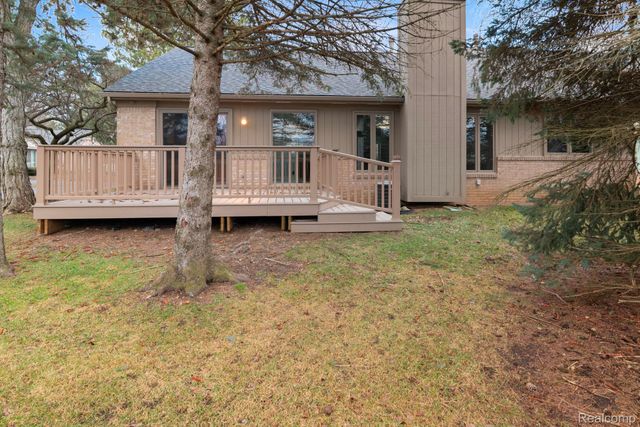 33786 Vista Drive, Farmington Hills, MI 48331