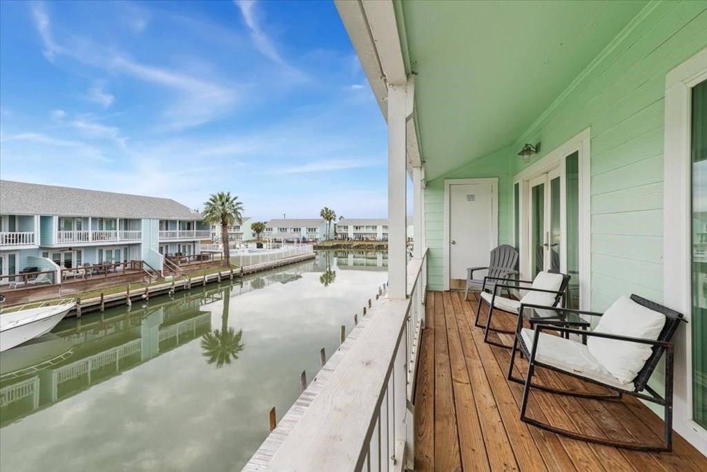 610 Lauderdale Dr 610, Rockport, TX 78382 — exterior