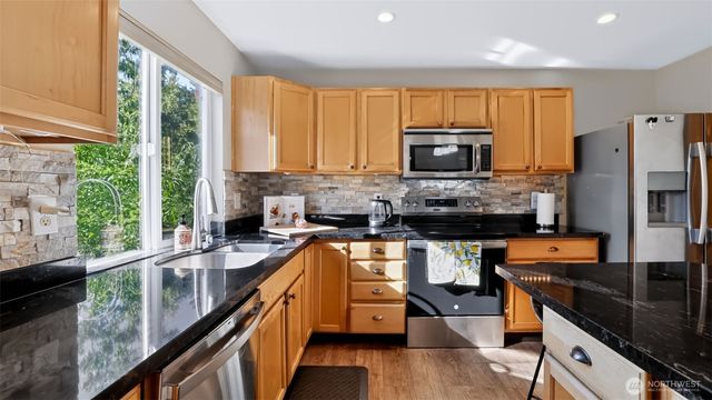 23219 SE 262nd Court, Maple Valley, WA 98038