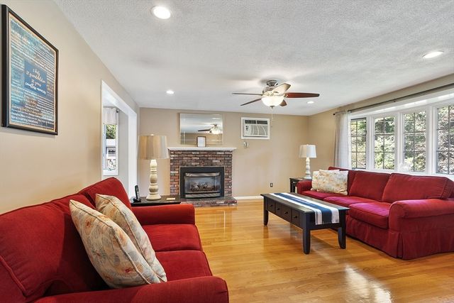 8 Brookdale Cir, Billerica, MA 01821