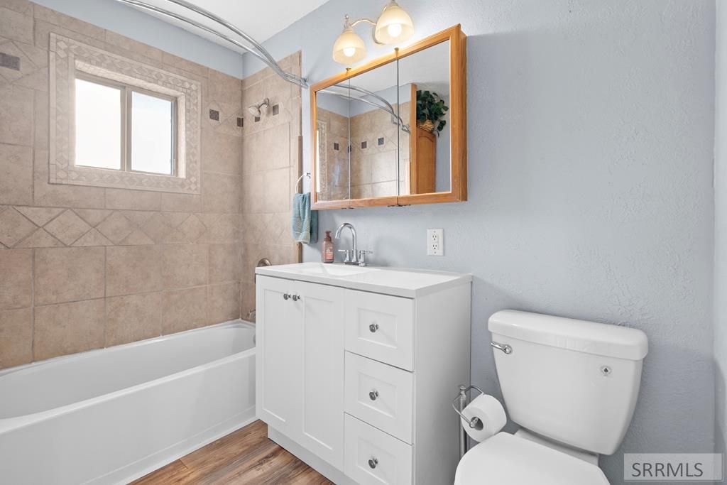 Image 14 of property listing at 1225 N 885 E, Shelley, ID 83274