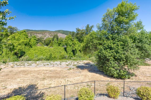 106 Creek View Lane, Rogue River, OR 97537