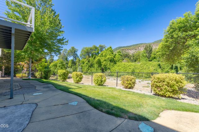 106 Creek View Lane, Rogue River, OR 97537