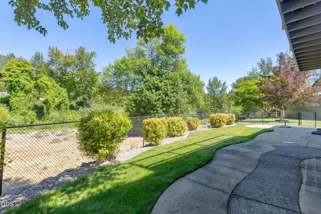 106 Creek View Lane, Rogue River, OR 97537