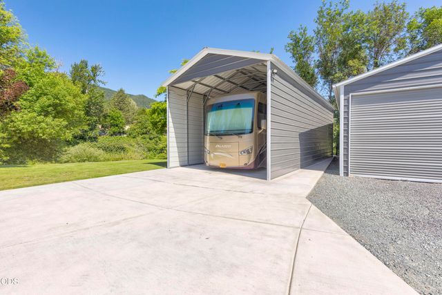 106 Creek View Lane, Rogue River, OR 97537