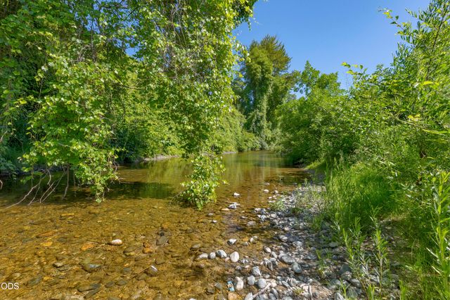 106 Creek View Lane, Rogue River, OR 97537