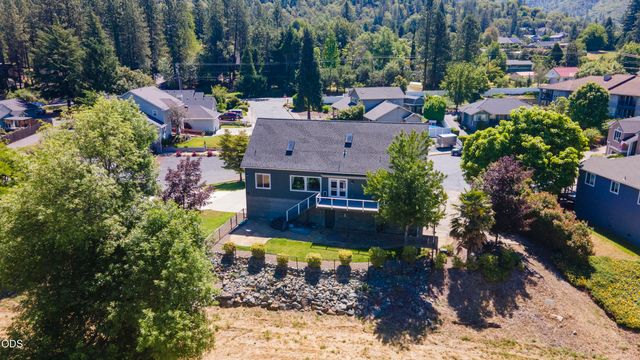 106 Creek View Lane, Rogue River, OR 97537