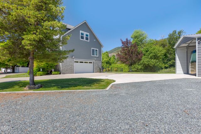 106 Creek View Lane, Rogue River, OR 97537