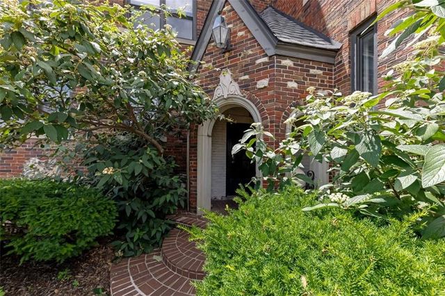 700 W 48th Street 206, Kansas City, MO 64112