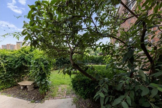 700 W 48th Street 206, Kansas City, MO 64112