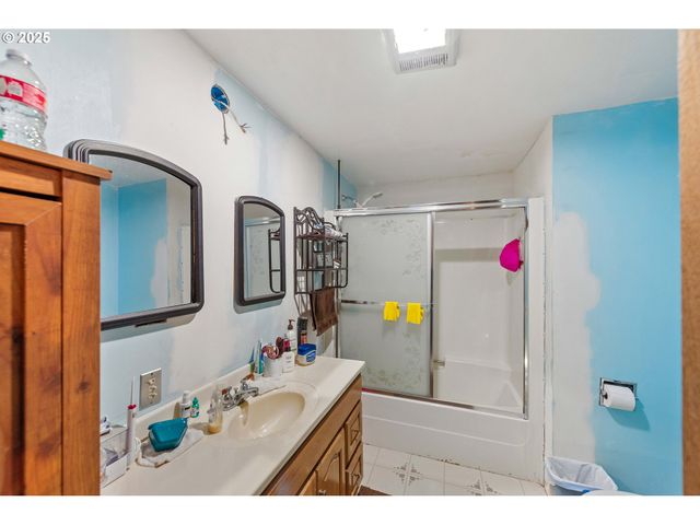 64175 SOLARI Rd, Coos Bay, OR 97420