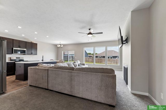 9806 Osprey Lane, Papillion, NE 68046