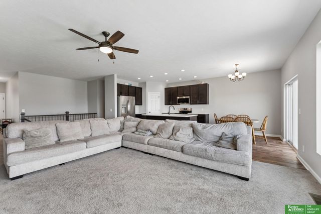 9806 Osprey Lane, Papillion, NE 68046