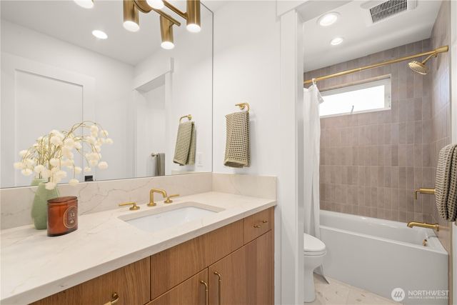 2903 3rd Avenue N, Seattle, WA 98109