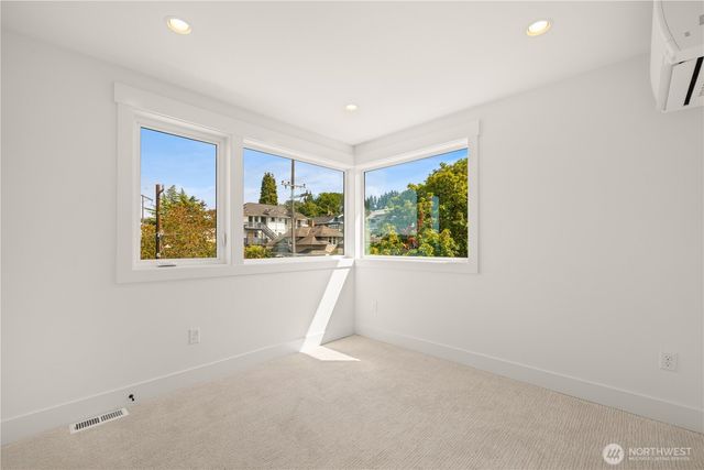 2903 3rd Avenue N, Seattle, WA 98109