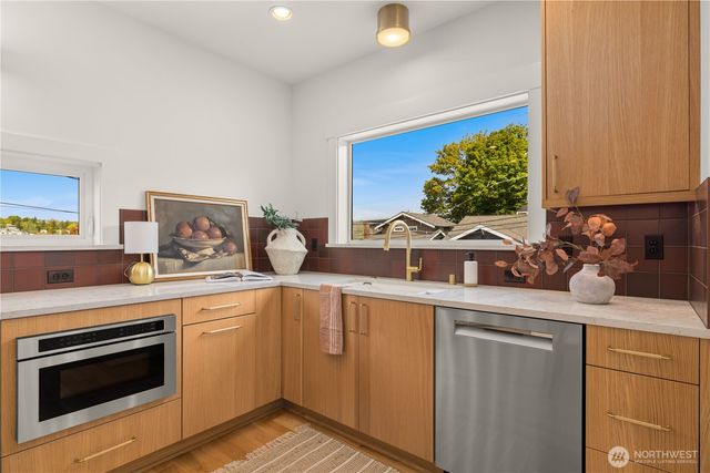 2903 3rd Avenue N, Seattle, WA 98109