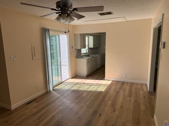 1257 SW Chatham PL, Topeka, KS 66604