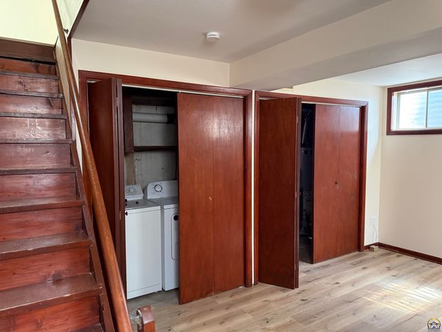 1257 SW Chatham PL, Topeka, KS 66604