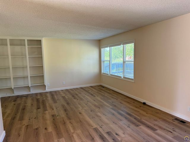 1257 SW Chatham PL, Topeka, KS 66604