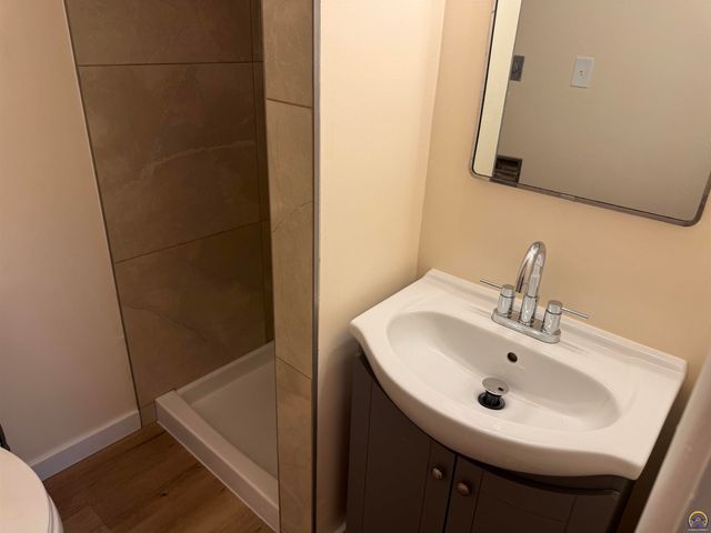1257 SW Chatham PL, Topeka, KS 66604