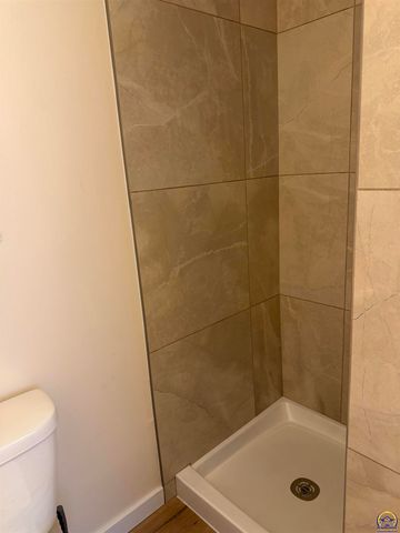 1257 SW Chatham PL, Topeka, KS 66604
