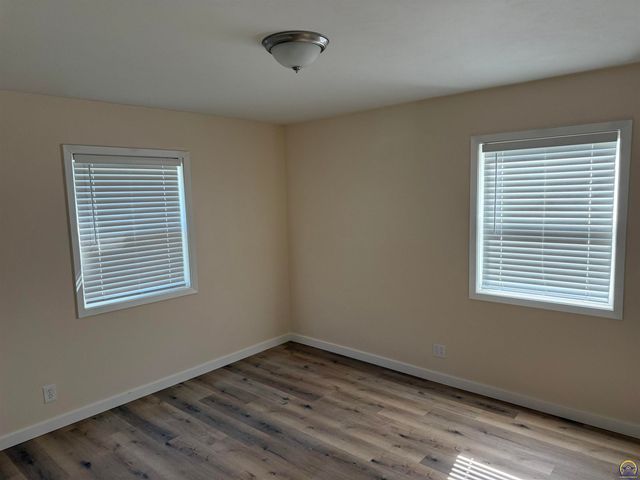 1257 SW Chatham PL, Topeka, KS 66604