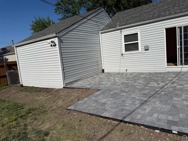 1257 SW Chatham PL, Topeka, KS 66604