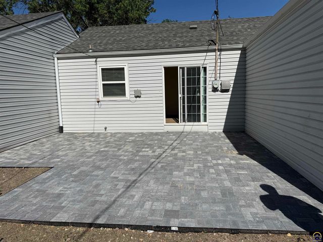 1257 SW Chatham PL, Topeka, KS 66604
