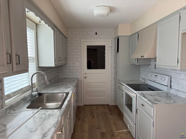 1257 SW Chatham PL, Topeka, KS 66604