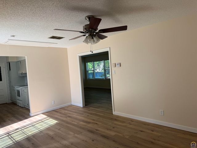 1257 SW Chatham PL, Topeka, KS 66604