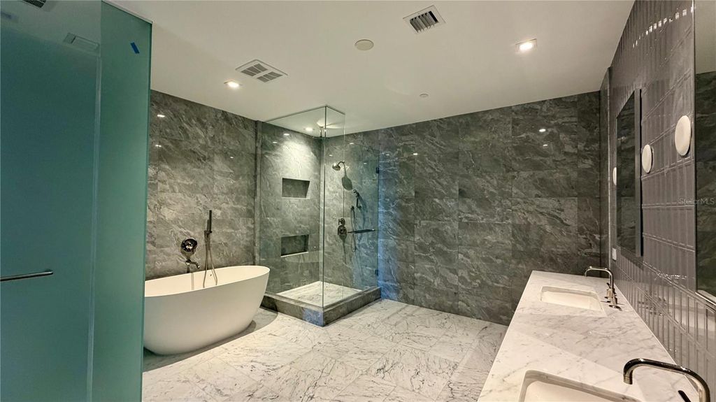 Image 5 of property listing at 3015 S YSABELLA AVENUE 2003, Tampa, FL 33629