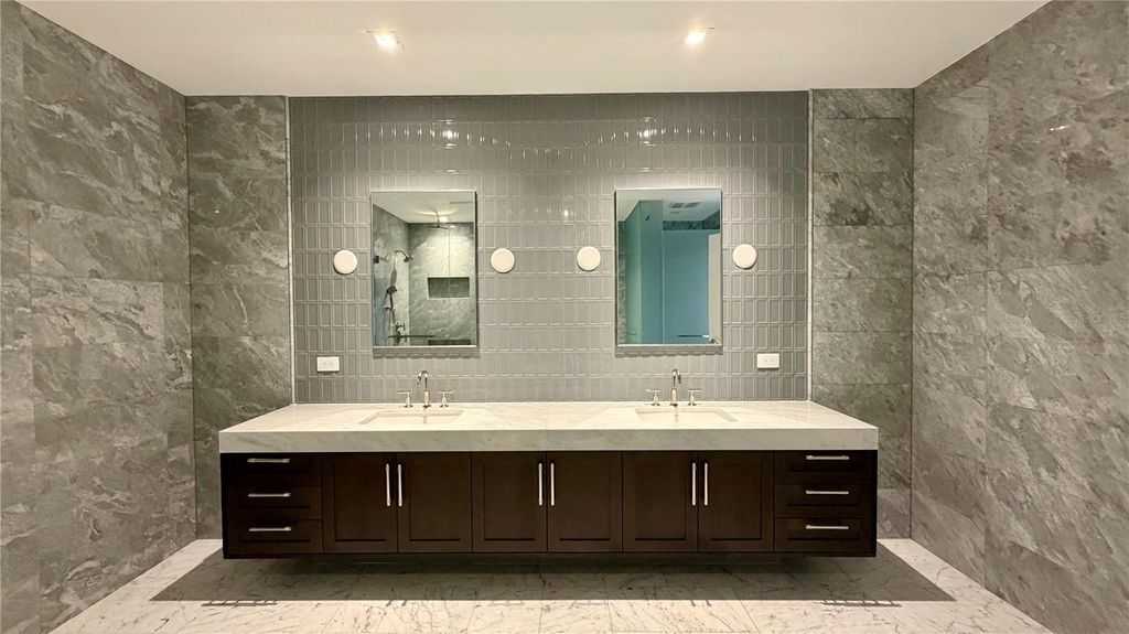 Image 6 of property listing at 3015 S YSABELLA AVENUE 2003, Tampa, FL 33629