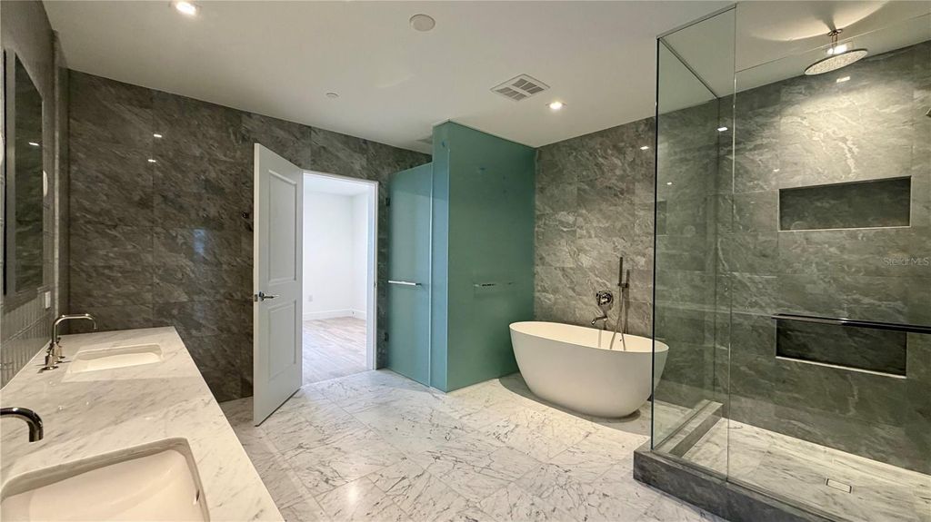 Image 7 of property listing at 3015 S YSABELLA AVENUE 2003, Tampa, FL 33629