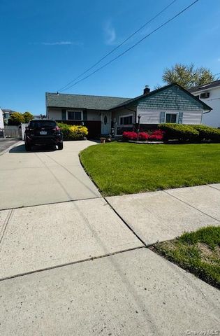 10 Schley Avenue, Lindenhurst, NY 11757