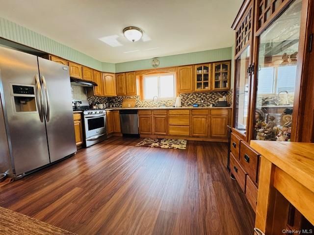 10 Schley Avenue, Lindenhurst, NY 11757