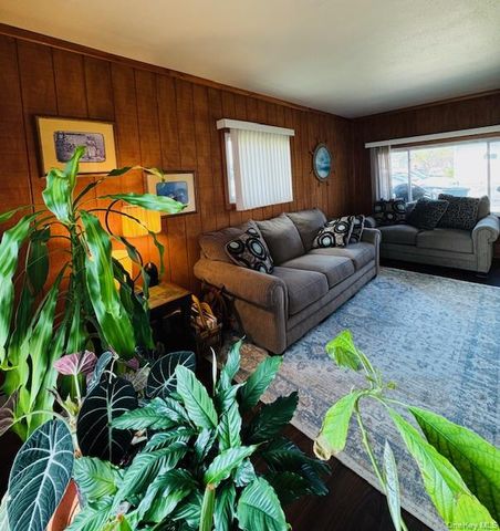 10 Schley Avenue, Lindenhurst, NY 11757