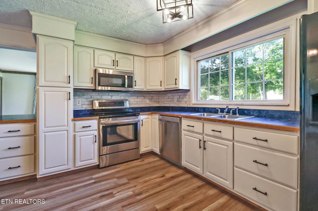 857 Poplar Creek Rd, Oliver Springs, TN 37840