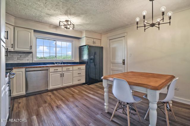 857 Poplar Creek Rd, Oliver Springs, TN 37840