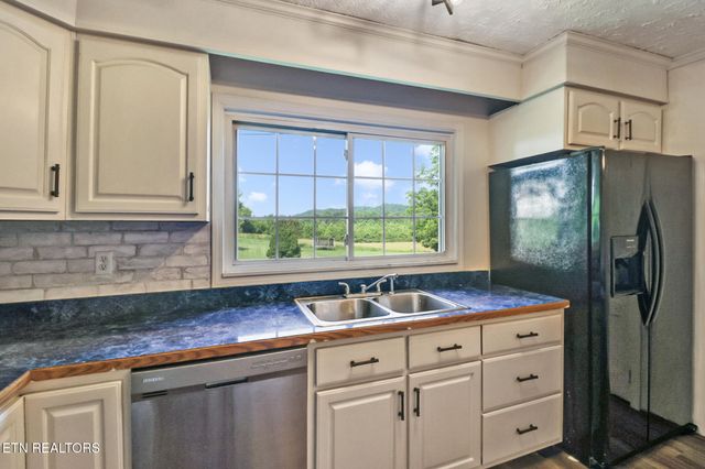 857 Poplar Creek Rd, Oliver Springs, TN 37840