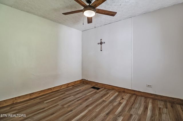 857 Poplar Creek Rd, Oliver Springs, TN 37840