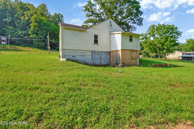 857 Poplar Creek Rd, Oliver Springs, TN 37840
