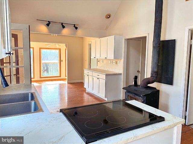 2932 KERNS SCHOOL RD, Springfield, WV 26763