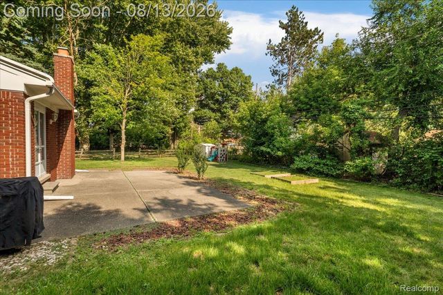 1216 Charrington Drive, Troy, MI 48083