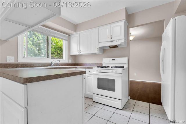 1216 Charrington Drive, Troy, MI 48083